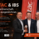 Eric Yeh (Managing Director GETAC) überreicht den GETAC Excellence Award 2026 an Markus Scholtysik und Rainer Skau von IBS. Mit der Auszeichnung würdigt GETAC die IBS bereits zum fünften Mal für die erfolgreiche und vertrauensvolle Zusammenarbeit.